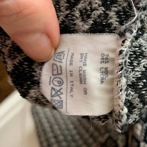 Women's Barneys New York stretchy Wool Blend vneck sweater sz S - Picture 6 of 7